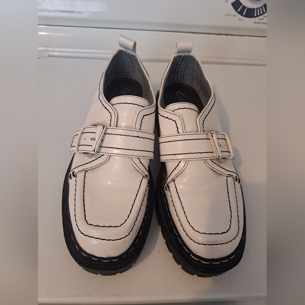 Circus by Sam Edelman White and Black Buckle Loafers